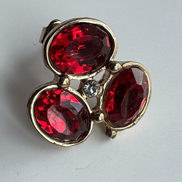 Vintage Avon GV9 Gold Tone Pierced Earrings Ruby Red Glass Stones - Picture 2 of 5